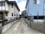 周辺の落ち着いた街並みと調和する、すっきりと整ったアプローチ。プライベートな時間を守りつつ、日々の帰宅を穏やかに迎えてくれるような佇まいです
