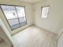 白を基調とした室内は、日々の暮らしに静けさと落ち着きをもたらす心地よい空間です。