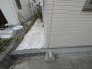 住まいの周りに確保された静かな空間は、日々の暮らしにささやかな余白と落ち着きをもたらしてくれます。