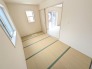 無駄のないシンプルな空間が広がり、隣接するスペースとのつながりが心地よい開放感をもたらします。