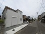 周囲の街並みと調和する、洗練されたシンプルな外観が日々の暮らしに穏やかな安心感をもたらします。