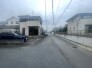 落ち着いた雰囲気の住宅街に位置し、日々の暮らしに穏やかな静けさが流れる場所です。周辺には整った住環境が広がり、プライベートな時間を大切にできる健やかな空気に満たされた立地です
