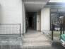 街並みに馴染む落ち着いた佇まいが、日々の帰宅を穏やかな気持ちで迎えてくれる、気品を感じる入り口です
