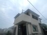 空に向かって伸びやかな佇まいを見せる外観は、落ち着いた色合いが周囲の街並みと穏やかに調和し、日々の暮らしに安らぎの風景をもたらしてくれます
