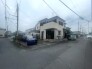 周辺環境と調和しながら、落ち着いた佇まいを見せる外観。穏やかな街並みに溶け込み、日々の暮らしに心地よい静けさをもたらす住まいです
