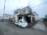落ち着いた住宅街に佇む、時を経てもなお穏やかな風格を保ち続ける佇まいが、日々の暮らしに静かな安らぎを与えてくれます
