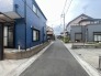 落ち着いた住宅街の中に位置し、日々の暮らしに穏やかな静けさと心地よい調和を感じさせる佇まいです
