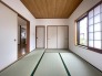 木の温もりと畳の質感が調和した、心落ち着く穏やかな空間です。自然な色合いが暮らしに静けさをもたらし、日々の疲れをゆっくりと癒やす、ありのままの自分を取り戻せるような心地よい時間が流れています
