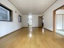 すっきりとした白い壁と温かみのある木目の床が調和し、日々の暮らしに自然と馴染む穏やかな空間が広がっています
