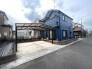 深く澄んだ青の外観が街並みに静かな個性を添え、ゆとりのある駐車スペースが日々の暮らしに心地よい利便性をもたらす、穏やかな佇まいの住まいです

