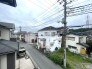 落ち着いた時間が流れる、穏やかな街並みが広がる眺望です。周囲との調和を感じながら、日常の風景を静かに楽しむことができる、心地よい暮らしの拠点がここにあります

