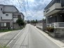 空が広く感じられる、落ち着いた静けさが漂う住宅街の一角です。日々の暮らしに安らぎをもたらす、穏やかな街並みが広がっています
