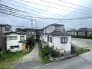 窓越しに広がるのは、空の移ろいを感じられる穏やかな住宅街の景色です。日々の暮らしに静かな時の流れと、落ち着きのある日常の風景が溶け込んでいます
