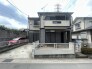 街並みに溶け込む洗練された外観が、落ち着きのある日常を予感させます。機能性と意匠性を兼ね備えた佇まいは、帰宅するたびに心地よい安らぎを感じさせてくれるでしょう。穏やかな暮らしを育む、住まいとしての深みを感じる一枚です
