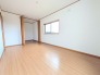 シンプルで落ち着いた色調が心地よく、日々の暮らしに穏やかな広がりをもたらしてくれる空間です。