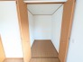 余計な装飾のないシンプルな空間は、ライフスタイルに合わせて柔軟に活用できる落ち着きを備えています。
