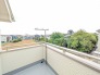 視界を遮るもののない開放感が心地よく、周辺の緑や街並みを一望できる穏やかな時間が流れる空間です。