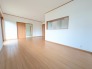 木目の温かみと白い壁のコントラストが調和し、開放感とともに心穏やかな日常を育む安らぎの空間。