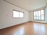 すっきりとしたシンプルな空間が広がり、穏やかで落ち着いたひとときを過ごせる心地よい住まいです。