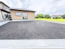 広々とした駐車場は複数台の駐車に対応しゆとりのある空間を確保しています。
