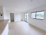 新築の木の匂いのする室内。写真では伝わらないので、ぜひ現地でお確かめください。
