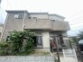 落ち着いた色調の外壁が街並みに溶け込み、穏やかな時間が流れる住まいです。機能的で端正なフォルムが暮らしの安心感を高め、日々の生活に心地よい調和をもたらしてくれる、愛着の湧く佇まいです
