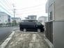 落ち着いた雰囲気の住宅街に位置し、日々の暮らしにゆとりをもたらす整えられた駐車スペースが確保されています
