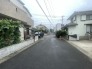 閑静な住宅街に佇む穏やかな街並みで、周囲の建物と調和した落ち着きのある日常が流れる住環境です
 10m