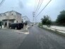 穏やかな時間が流れる住宅街の一角にあり、周囲の環境と調和した落ち着きのある風景が広がっています
