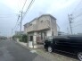落ち着いた住宅街に佇む、日々の暮らしに自然と馴染む住まい。周囲の環境と穏やかに調和する佇まいは、家族の日常を優しく包み込み、心地よい安らぎの時間を育む拠点となってくれることでしょう
