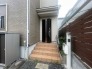 街並みに調和する落ち着いた佇まいが、日々の暮らしに安らぎを添えてくれる心地よいエントランスです
