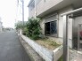 静かな住宅街に溶け込む、落ち着いた佇まい。季節の移ろいを感じる植栽が、日々の暮らしに穏やかな彩りを添えてくれます
