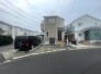 閑静な住宅街に佇む、落ち着いた色合いの外観。ゆとりある駐車スペースを確保し、日々の生活が穏やかに流れる心地よい環境が整っています
