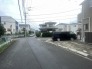 落ち着いた街並みが広がり、日々の暮らしに穏やかな空気が流れる住環境です。住宅がゆとりを持って建ち並ぶ一角は、静かで心地よい日常を予感させ、家族で過ごす時間を穏やかに包み込んでくれます
 10m
