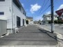 穏やかな空が広がる住宅街の一角にあり、周囲の街並みと調和した落ち着きのある佇まいが魅力です。日々の暮らしに心地よいゆとりを感じさせる、開放的な空間が広がっています
