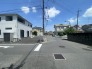 空が広く感じられる、穏やかで落ち着いた住宅街の風景です。日常の行き来が心地よい、整った街並みが日々の暮らしを穏やかに包み込みます
