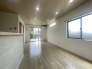 木目のぬくもりが心地よい天井と、すっきりとした内装が調和する空間。穏やかな時間が流れるような、落ち着きと広がりを感じさせる室内です
