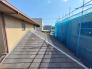 住宅街の中の一戸建て、あたりはほとんど住宅です。
