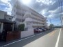 穏やかな空気が流れる閑静な住宅街に佇む、すっきりと整った外観が日々の暮らしに安心感と落ち着きをもたらします
