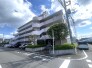 街並みに馴染む落ち着いた佇まいと、手入れの行き届いた植栽が調和する、安らぎを感じさせる外観です
