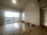 天井の勾配が空間に奥行きと開放感をもたらし、心穏やかに過ごせるシンプルで洗練された佇まいが魅力の室内です
