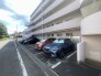 穏やかな街並みに溶け込む、落ち着いた佇まいの外観です。毎日の暮らしを支える駐車場が敷地内にしっかりと確保されており、利便性と静かな環境が調和した住まいとなっています
