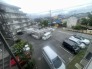空が広く見渡せる開放感のあるロケーションで、周囲の落ち着いた街並みを一望できる穏やかな環境です
