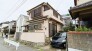 周囲の街並みに溶け込む温かみのある佇まいが、穏やかな日常を予感させます。
