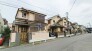 季節の移ろいを静かに映し出す、穏やかな時間が流れる住宅街の風景です。
