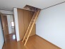 小屋裏収納へ続く階段が日常に遊び心を添え、暮らしの可能性を広げてくれる空間です。
