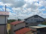 住宅街の中の一戸建て、あたりはほとんど住宅です。
