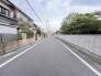 駐車が苦手な方にも嬉しい、前面６ｍ道路に面した住まい。
