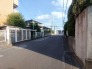 車通りの少ない閑静な住宅地、のびのびした子育てに適します。

