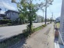前面道路は歩道も整備され、小さなお子様にも安心です。
